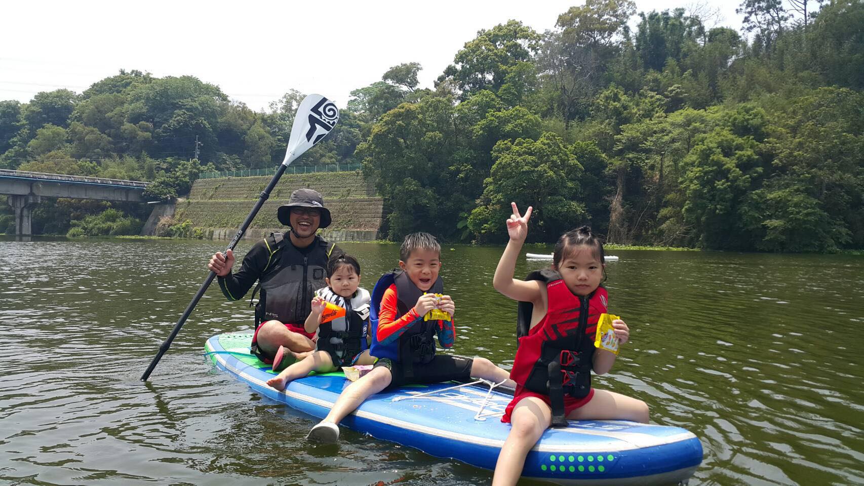 峨眉湖親子立槳