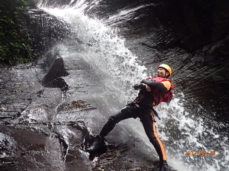 屏東瑪家牛角灣溪溯溪