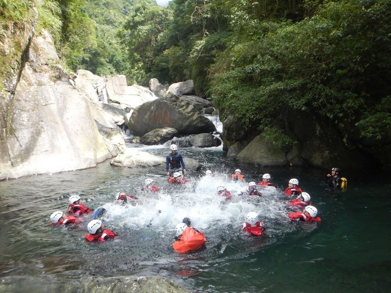 新竹麥巴來溪溯溪-【跳水滑瀑樂】