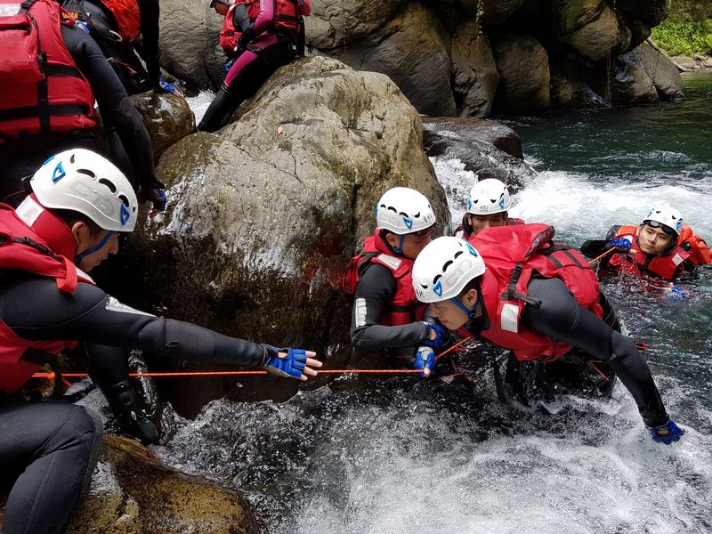 新竹麥巴來溪溯溪-【跳水滑瀑樂】