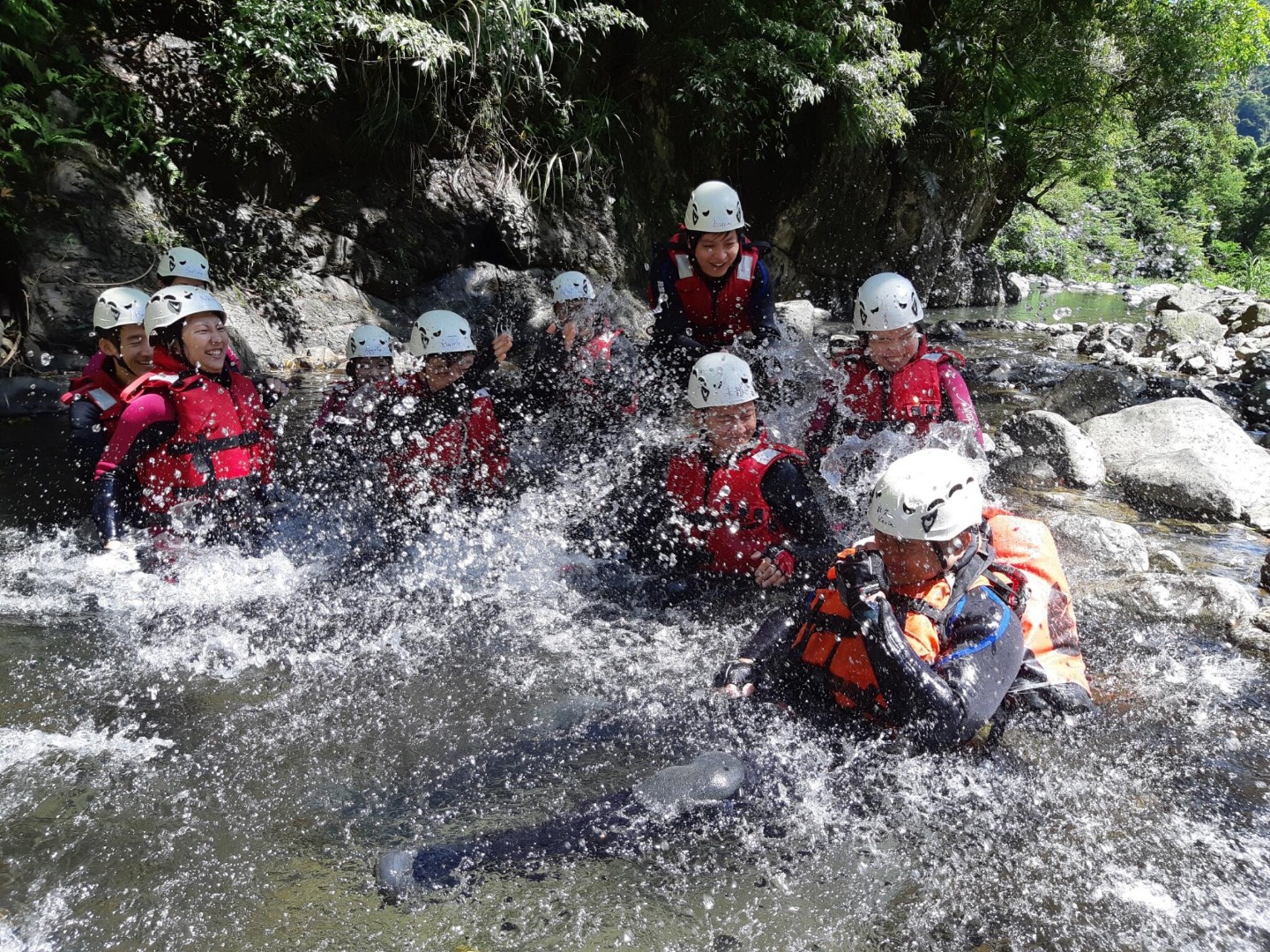 台北烏來加九寮溪溯溪-【天然滑水道】