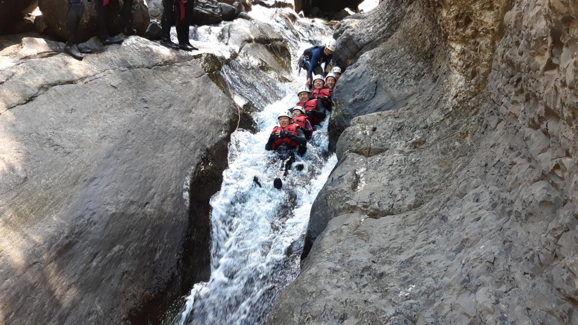 台北烏來加九寮溪溯溪-【天然滑水道】