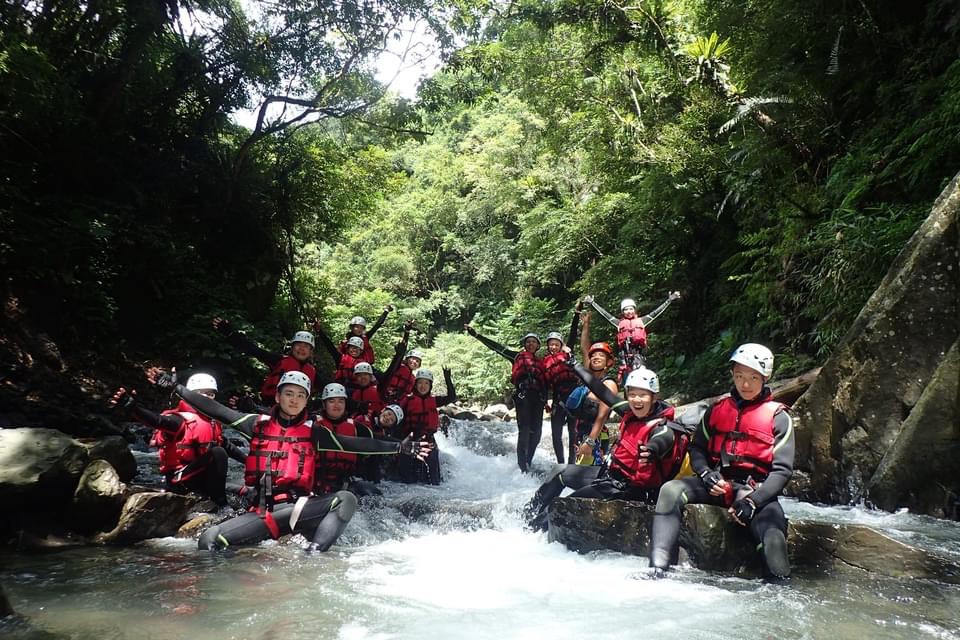 台北烏來加九寮溪溯溪-【天然滑水道】