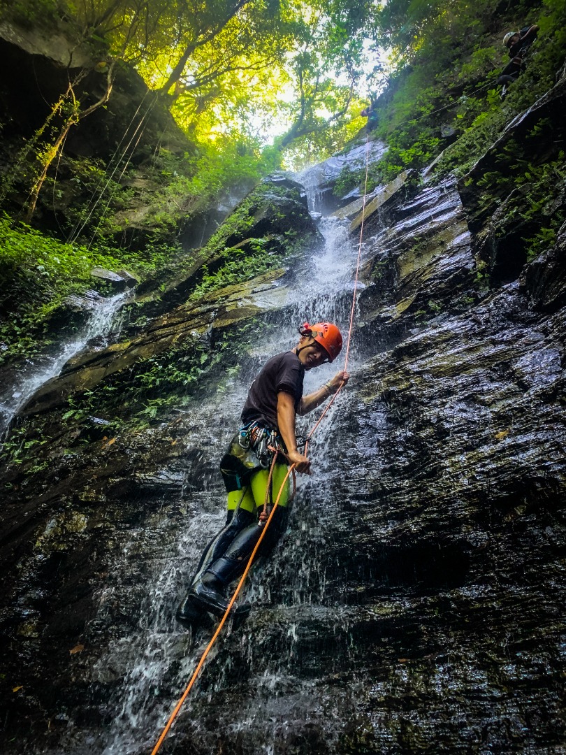 新北汐止大尖山瀑布群溪降體驗