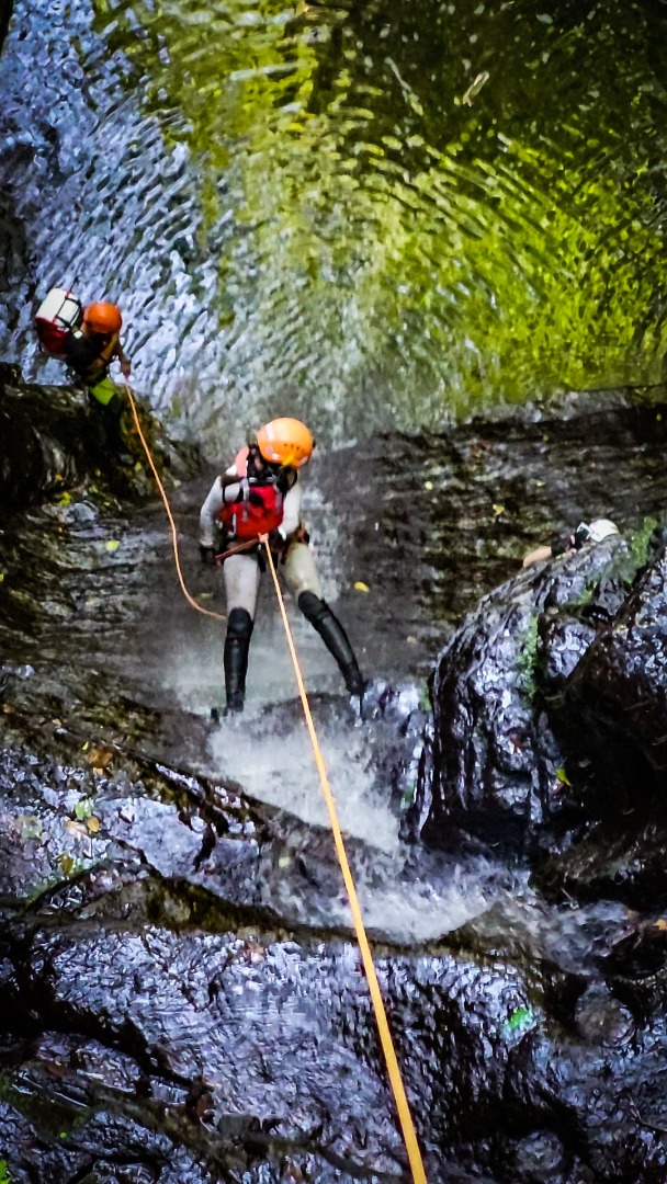 新北汐止大尖山瀑布群溪降體驗